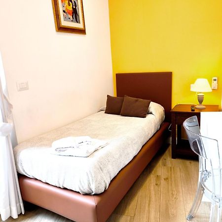 Agora Singola Con Bagno Privato Adiacente Bed & Breakfast เนเปิลส์ ภายนอก รูปภาพ